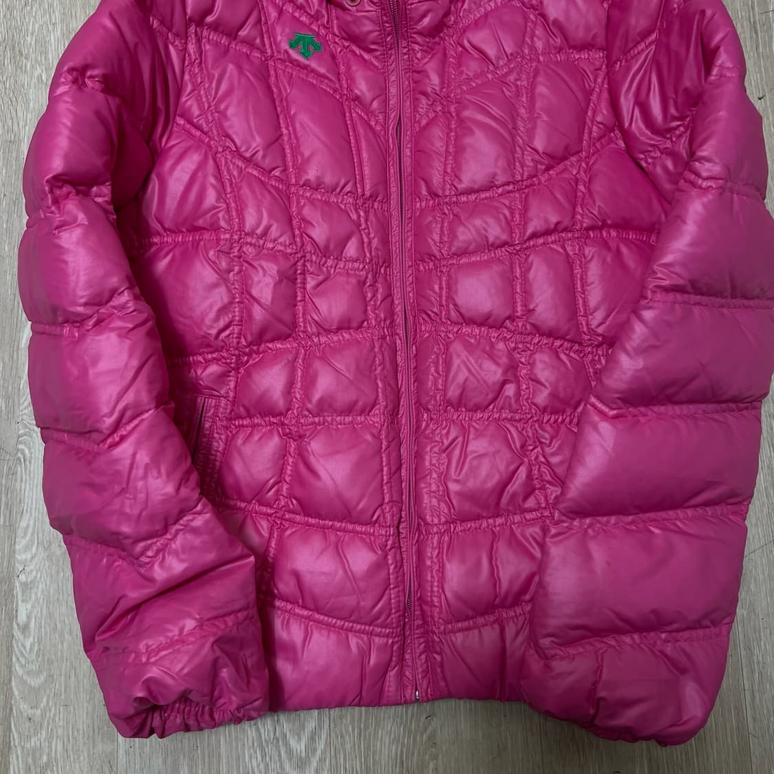 데상트 여성 덕다운 하이넥 퀼팅 경량패딩 XS/85  상품이미지4