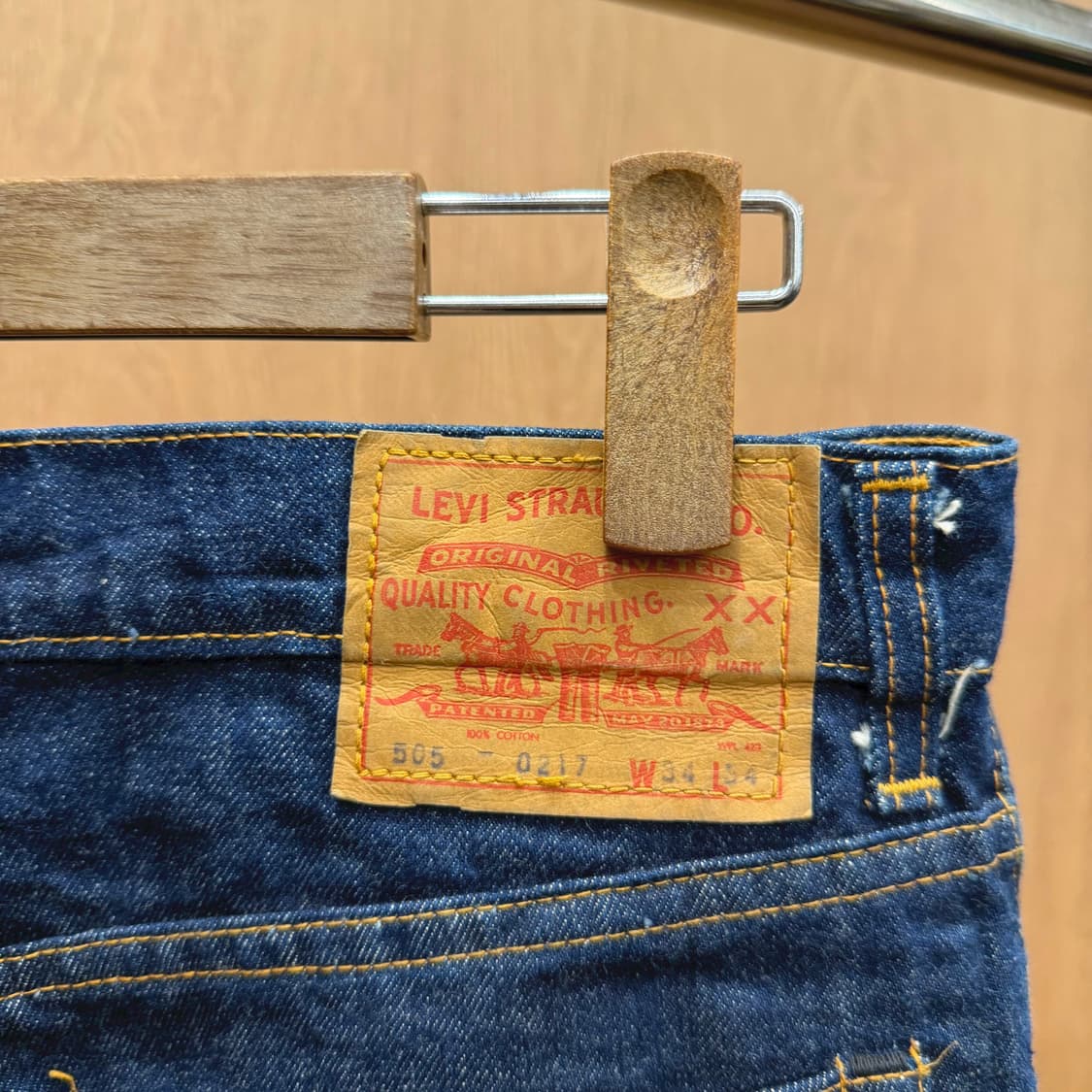 리바이스 505 데님 팬츠 레드 로고 탭 포켓 디테일 스트레이트핏 진청 상품이미지6