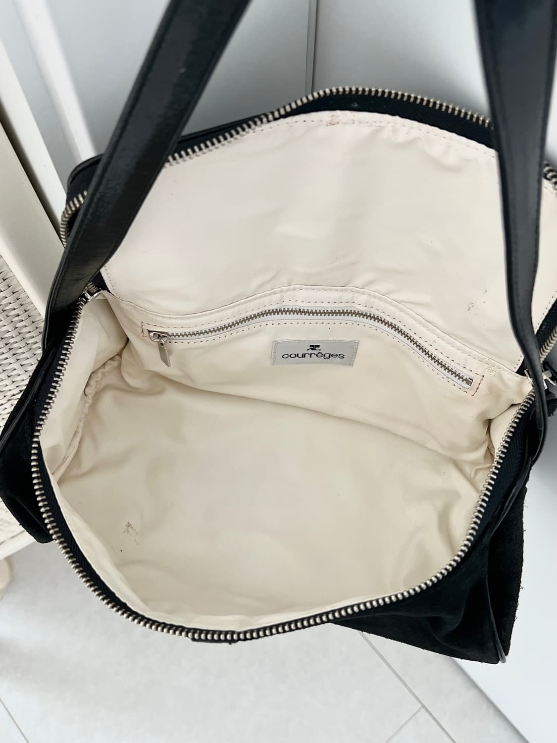 쿠레쥬 블랙 스웨이드 애나멜 원형 숄더백 상품이미지5