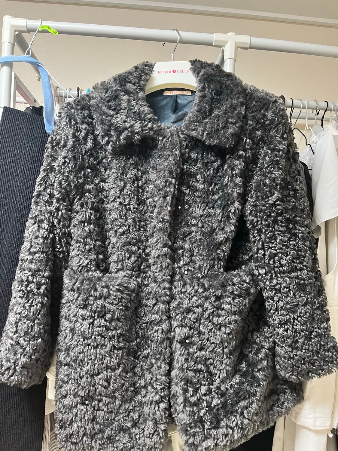 비터셀즈 컬리 퍼자켓 차콜 상품이미지4