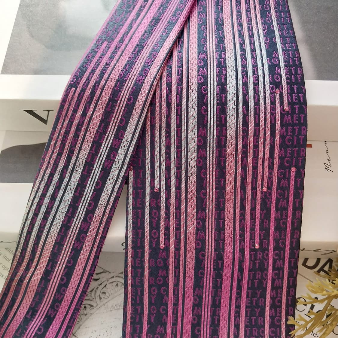 메트로시티 실크 스트라이프 로고 넥타이 8.8cm A+등급 K1452
 상품이미지3