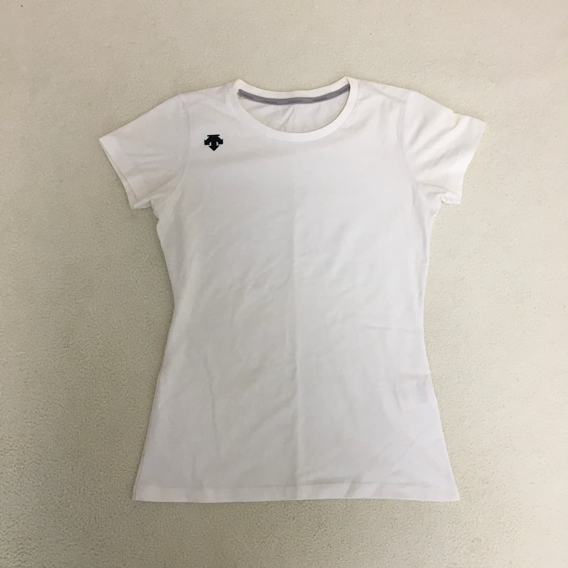 데상트 슬림핏 반팔티 90 상품이미지1