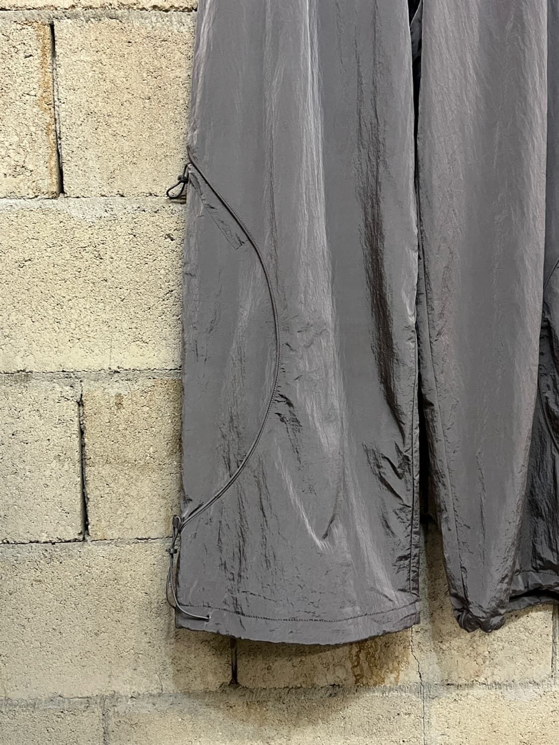 쿠어 커브드 파이핑 드로스트링 트랙 팬츠 상품이미지3