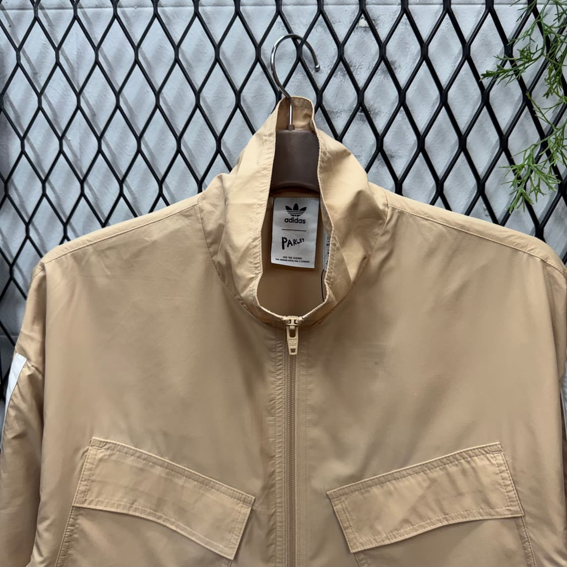 아디다스 팔리 나일론 트랙 자켓 전면 투포켓 포인트 베이지 상품이미지3