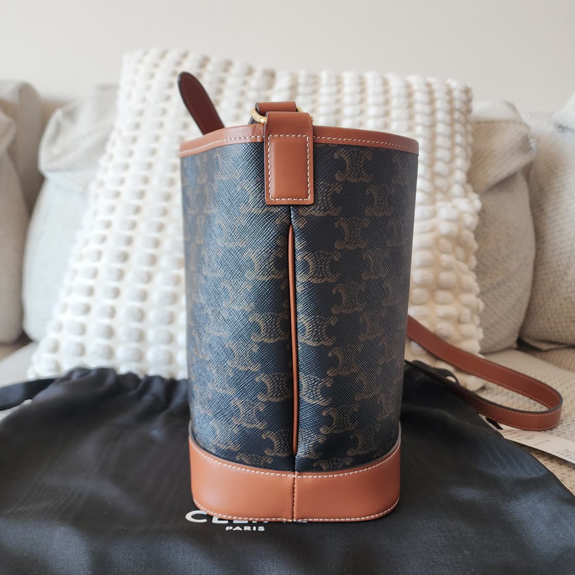 새상품급 셀린느 버킷백 스몰 트리옹프 캔버스 탄 상품이미지3