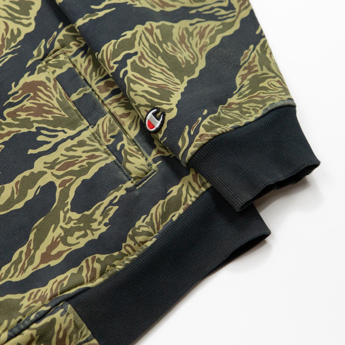 슈프림 x 챔피온 타이거 카모 바시티 자켓 상품이미지3