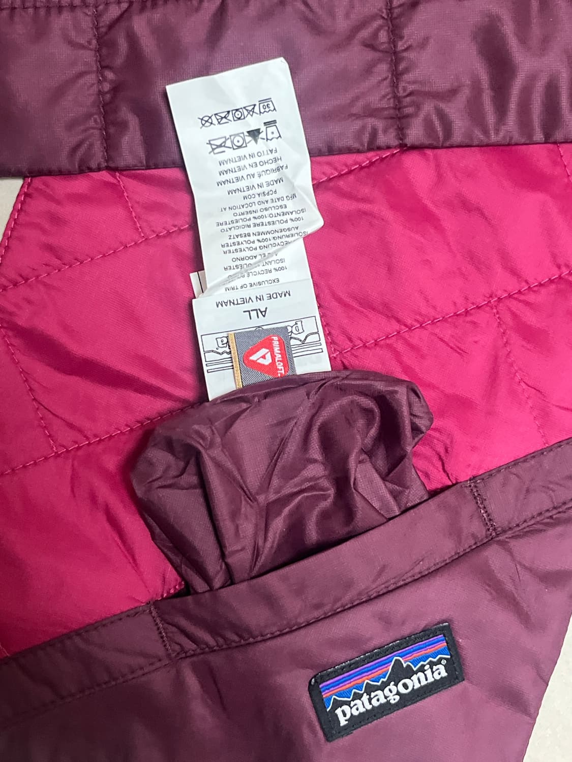 파타고니아 경량패딩 목도리 버건디 상품이미지4