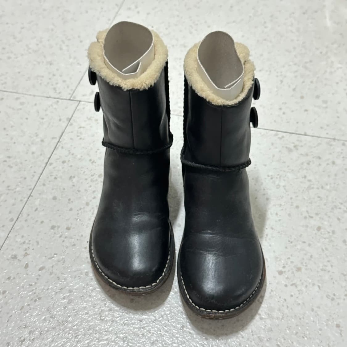 어그 UGG 240 가죽부츠 블랙 상품이미지1