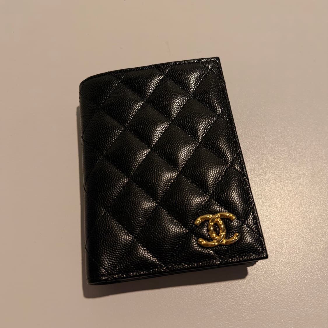 샤넬 골드 로고 캐비어 여권 카드 지갑 블랙 상품이미지1