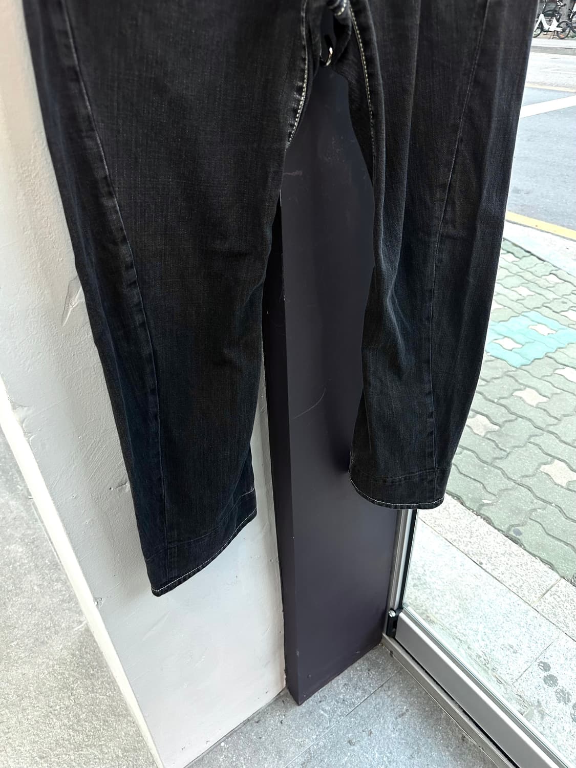 32/ 에비수 자수 밑단언벨 흑청 데님팬츠 상품이미지4
