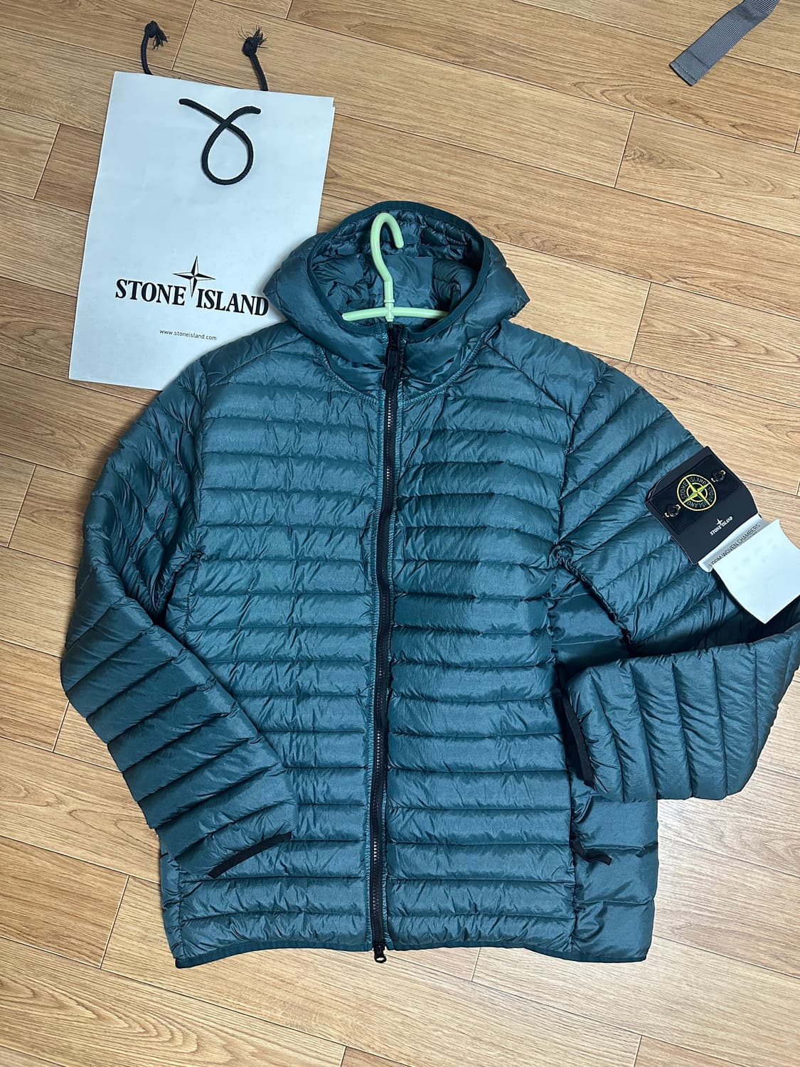 스톤아일랜드 룸우븐 패커블 M사이즈 경량패딩 새상품 판매 상품이미지1