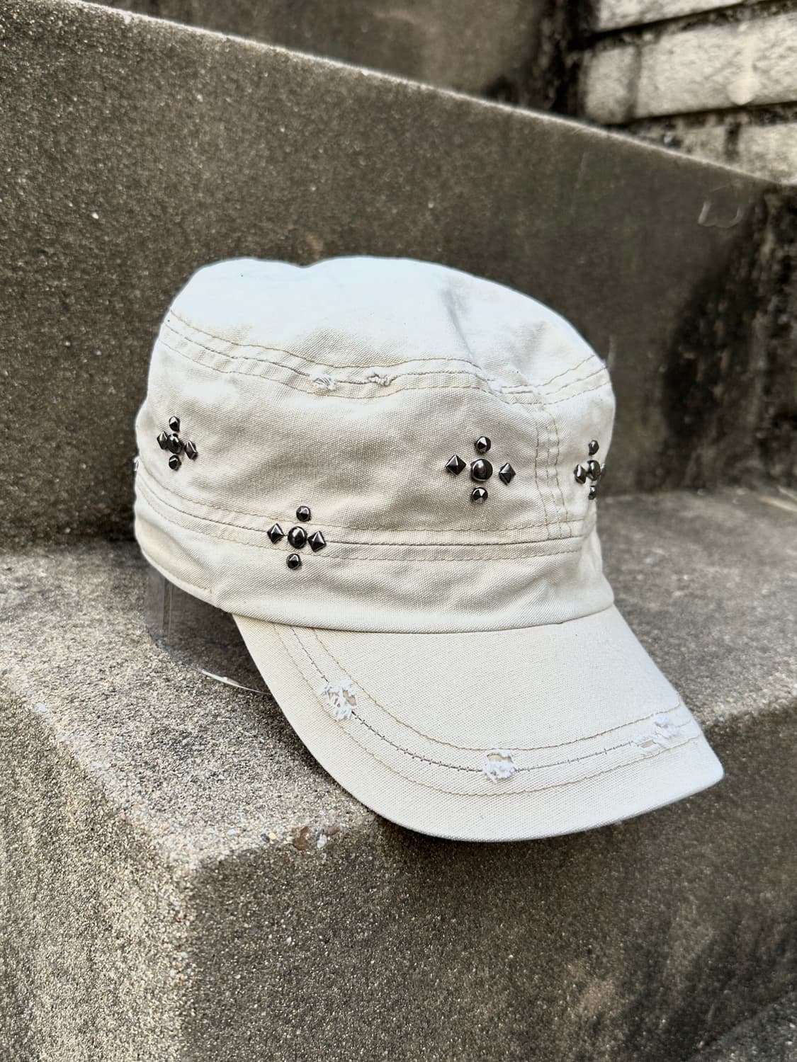 Destroyed stud point grunge ivory cap 상품이미지1