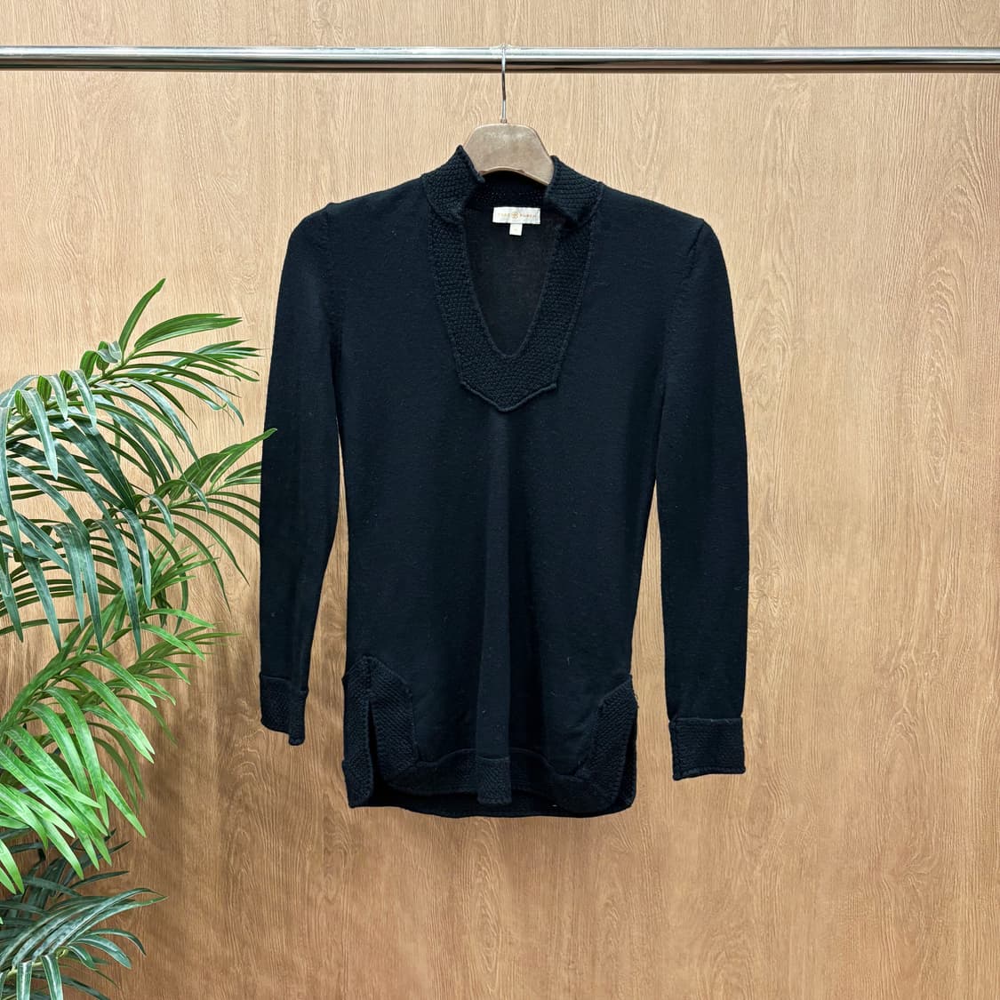 토리버치 브이넥 긴팔 니트 스플릿 카라 벌집 패턴 배색 디테일 블랙 상품이미지1