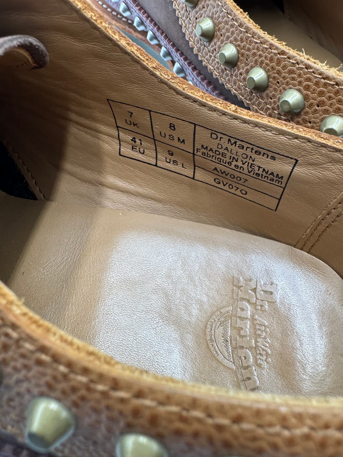 닥터마틴 스터드 윙팁로퍼 상품이미지6