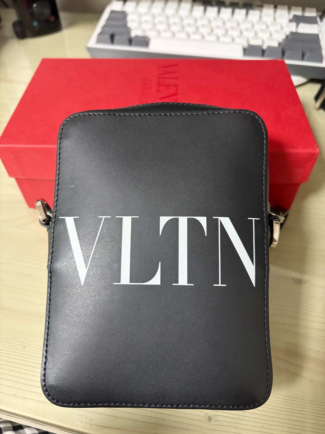 발렌티노 스몰 VLTN 레더 크로스바디백 블랙 화이트 상품이미지1