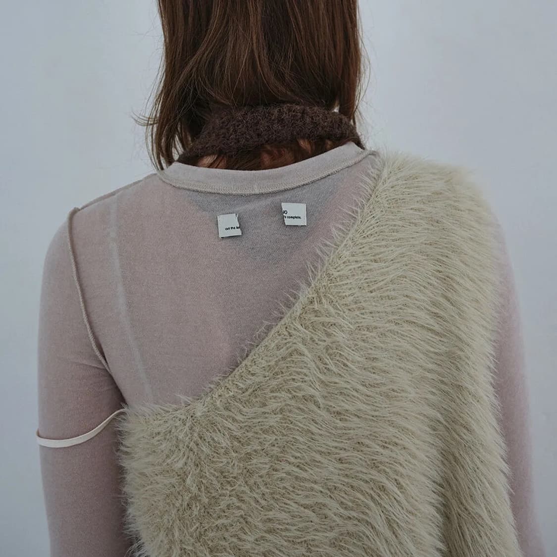 낫띵에브리띵 open side vegan fur vest in ivory 상품이미지3