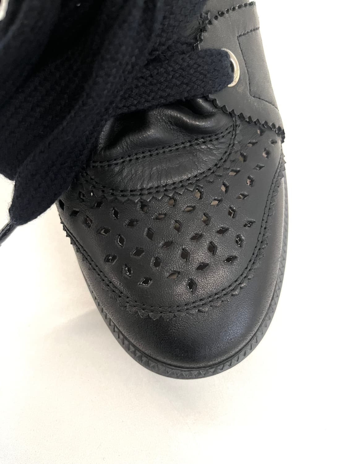 이자벨마랑 퍼포레이티브 레더 바비 스니커즈 상품이미지8