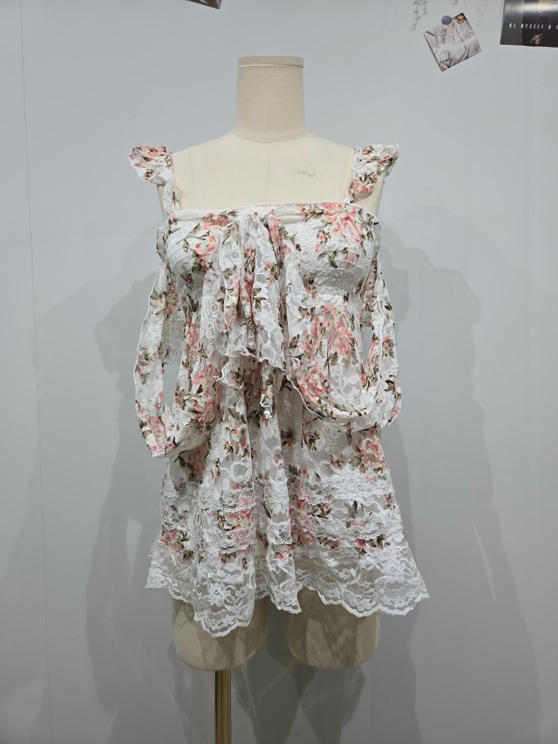 리즈 리사 레이스 플라워 펀칭 블라우스 상품이미지1