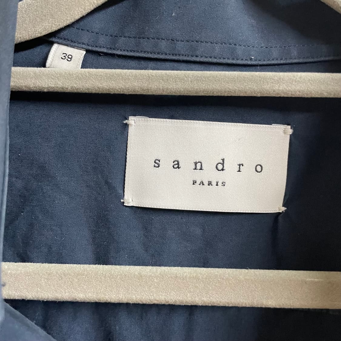 산드로 네이비 색상 긴팔 셔츠입니다 상품이미지8