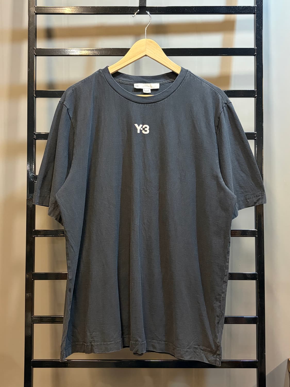 [L] Y-3 와이스리 요지야마모토  프론트 로고 반소매 티셔츠 7.9 상품이미지1