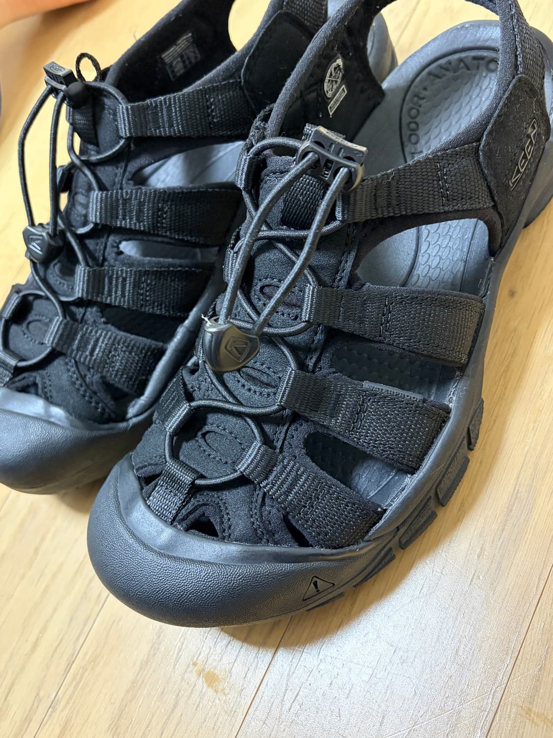 (무료배송)킨 뉴포트 H2 샌들 Triple Black 250  상품이미지5