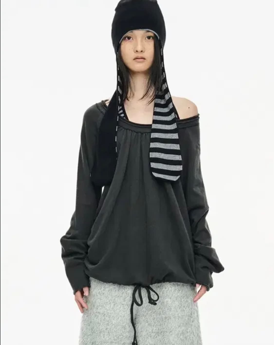 세릭 라운드 헴 스트링 탑 차콜 상품이미지1