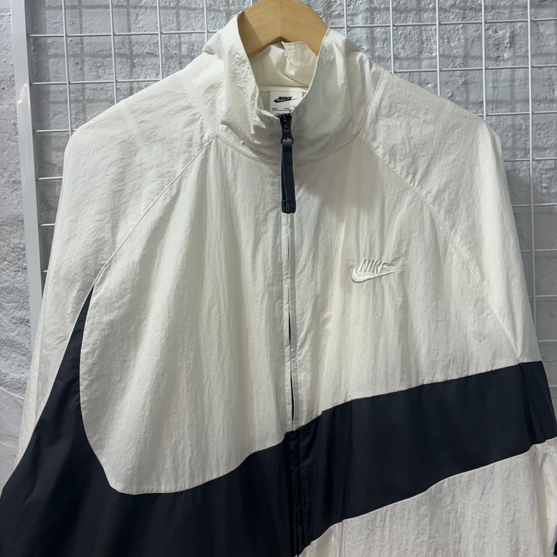 나이키 빅 스우시 흰 검 바람막이 자켓 2XL 상품이미지3