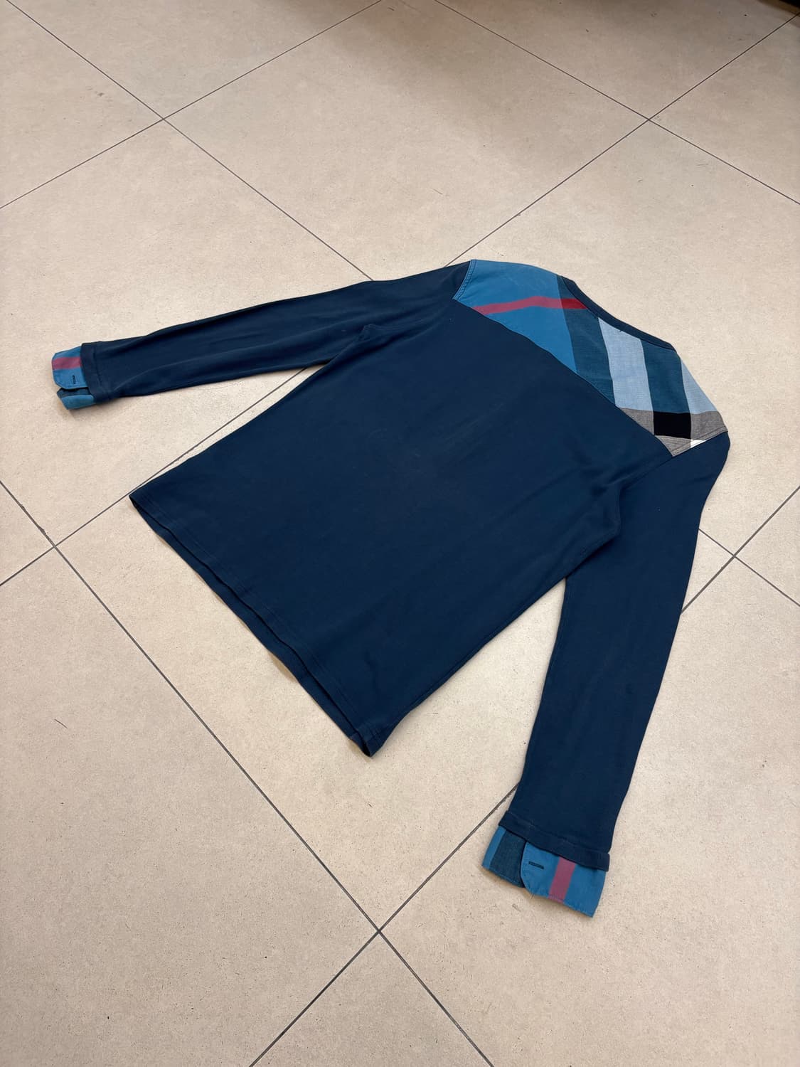 버버리 블랙라벨 체크숄더 헨리넥 롱슬리브 상품이미지8