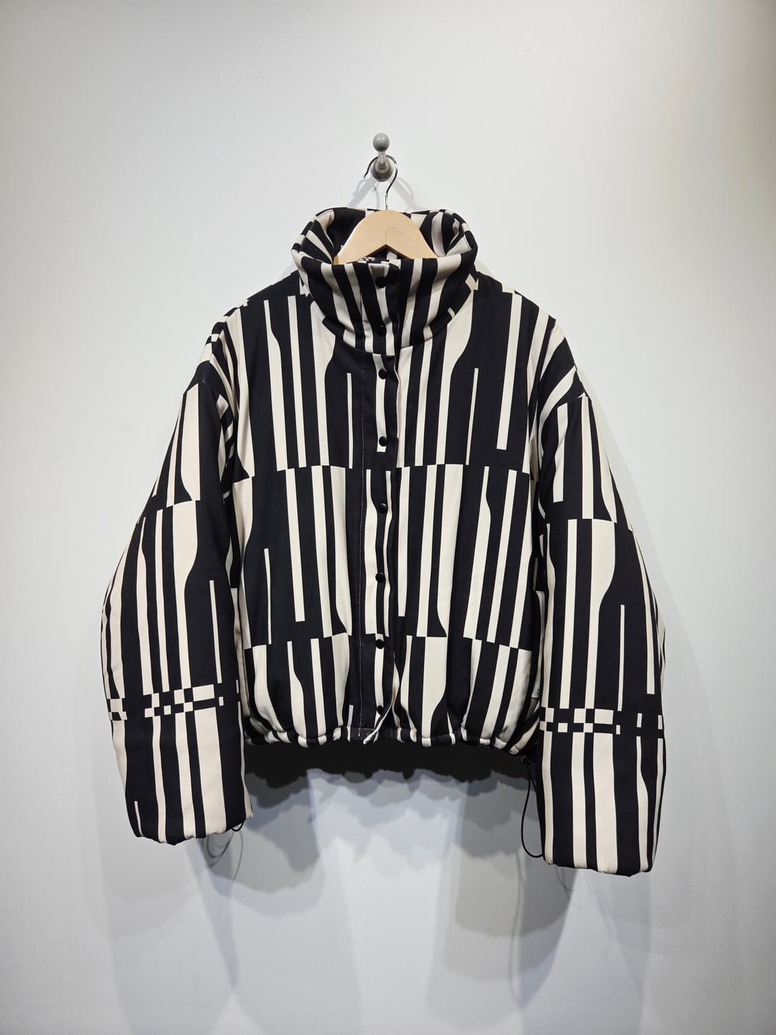 EDITIONWOOD 에디션우드 기하학 패턴 크롭 숏패딩 상품이미지3