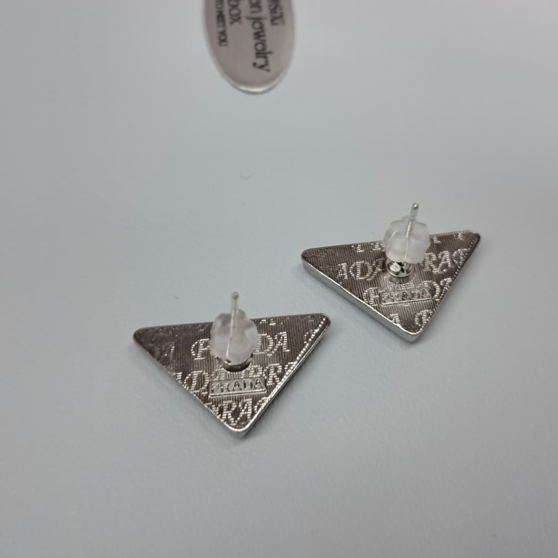 프라다 귀걸이 프라다 삼각 로고 귀걸이 업사이클링 귀걸이 상품이미지4