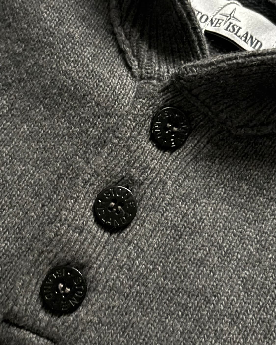 Stone-Island 스톤 아일랜드 차콜컬러 버튼 카라 니트 상품이미지6