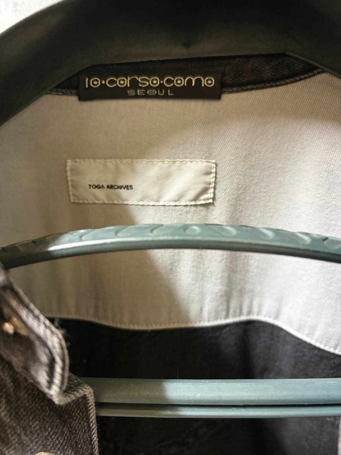 [L] TOGA PULLA ARCHIEVES 토가 블랙 데님 프린지 셔츠 상품이미지5