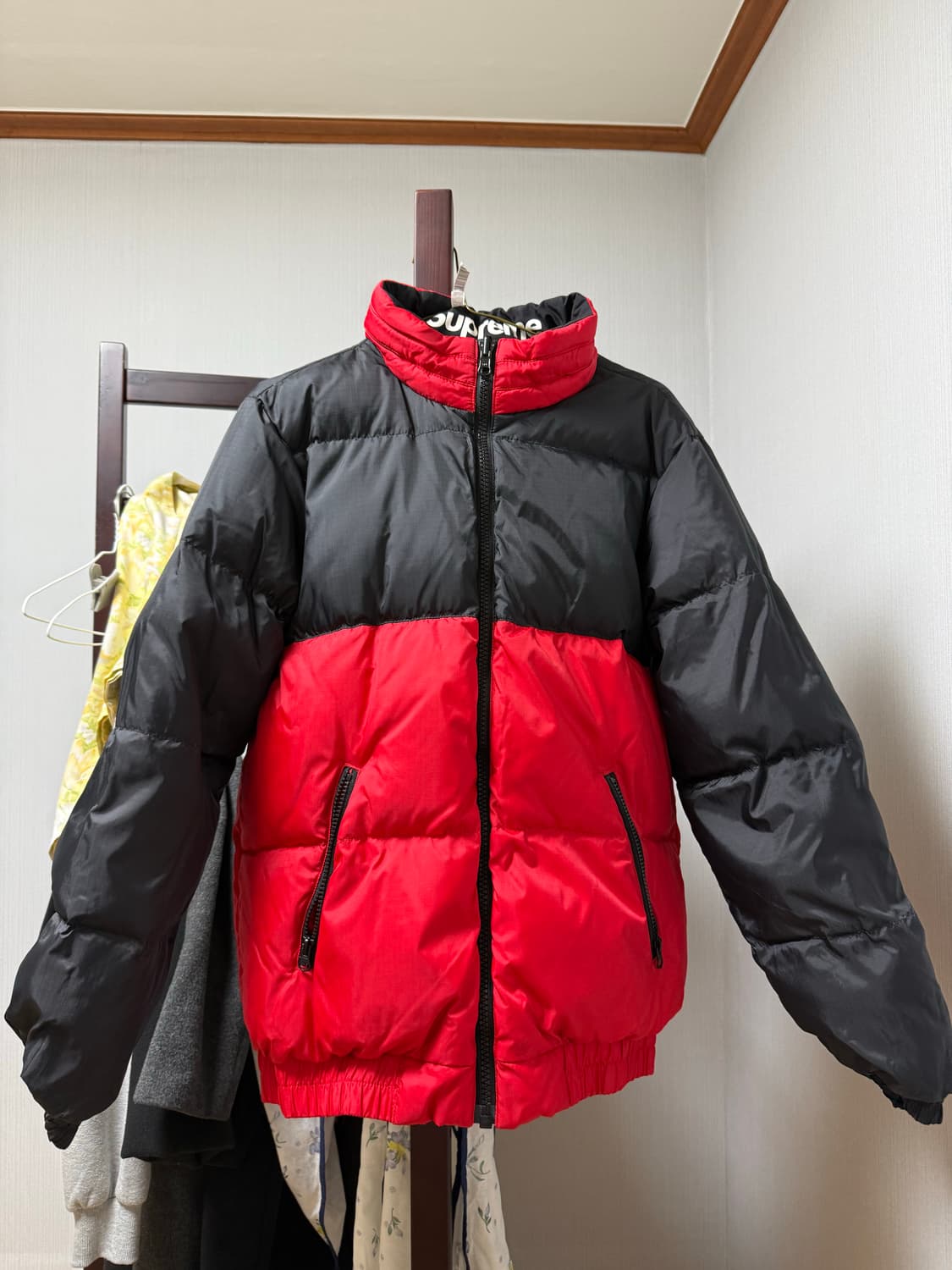 [M] 슈프림 14FW 리버시블 다운 푸퍼 자켓 블랙 레드 상품이미지2