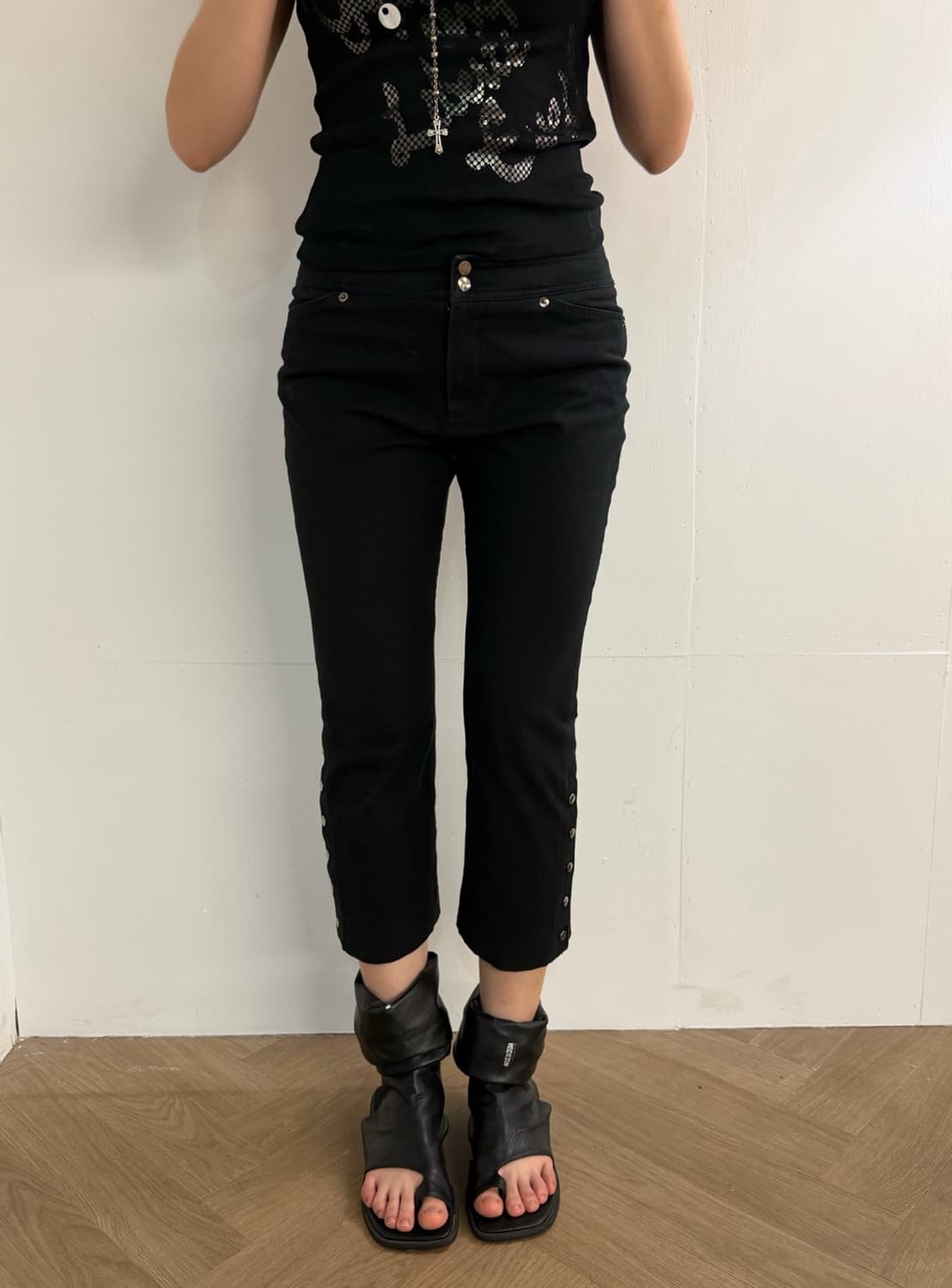 블랙 스터드 디테일 카프리 팬츠 상품이미지4