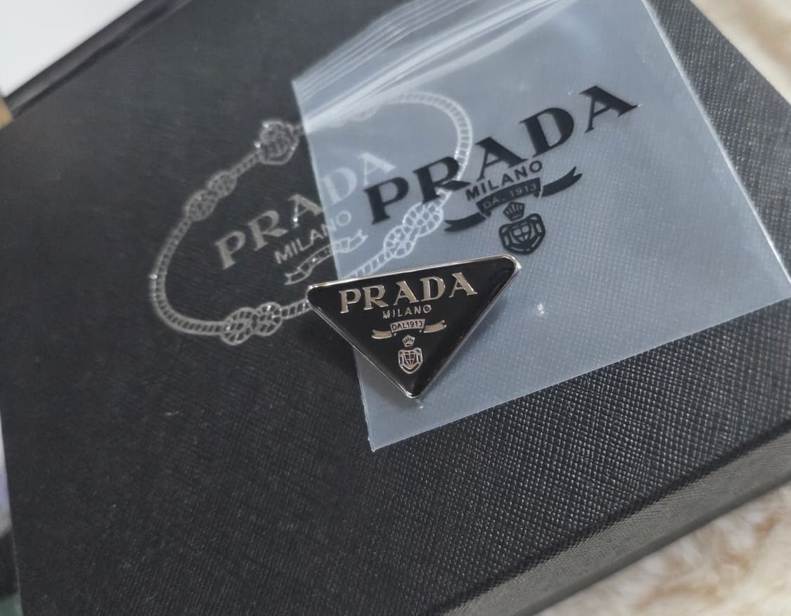 빈티지 프라다 유광 블랙 브로치 상품이미지2