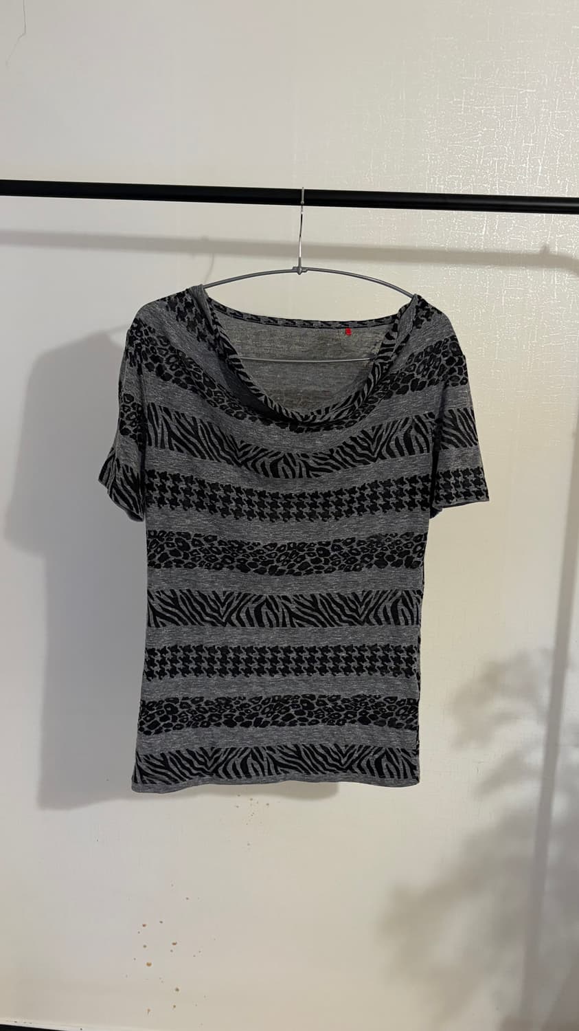 그레이 애니멀 믹스 드레이프 넥 티셔츠 상품이미지1