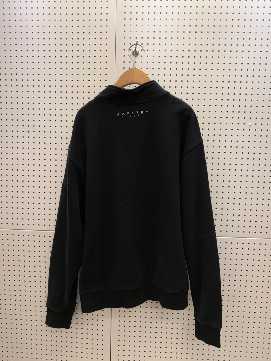 다크룸 스튜디오 쿼터 하프집업 블랙 U1439 상품이미지3