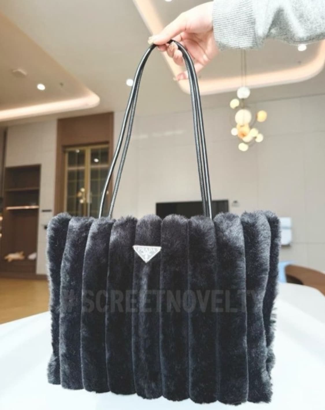 프라다뷰티 퍼 숄더백 블랙 VIP 기프트백 상품이미지5