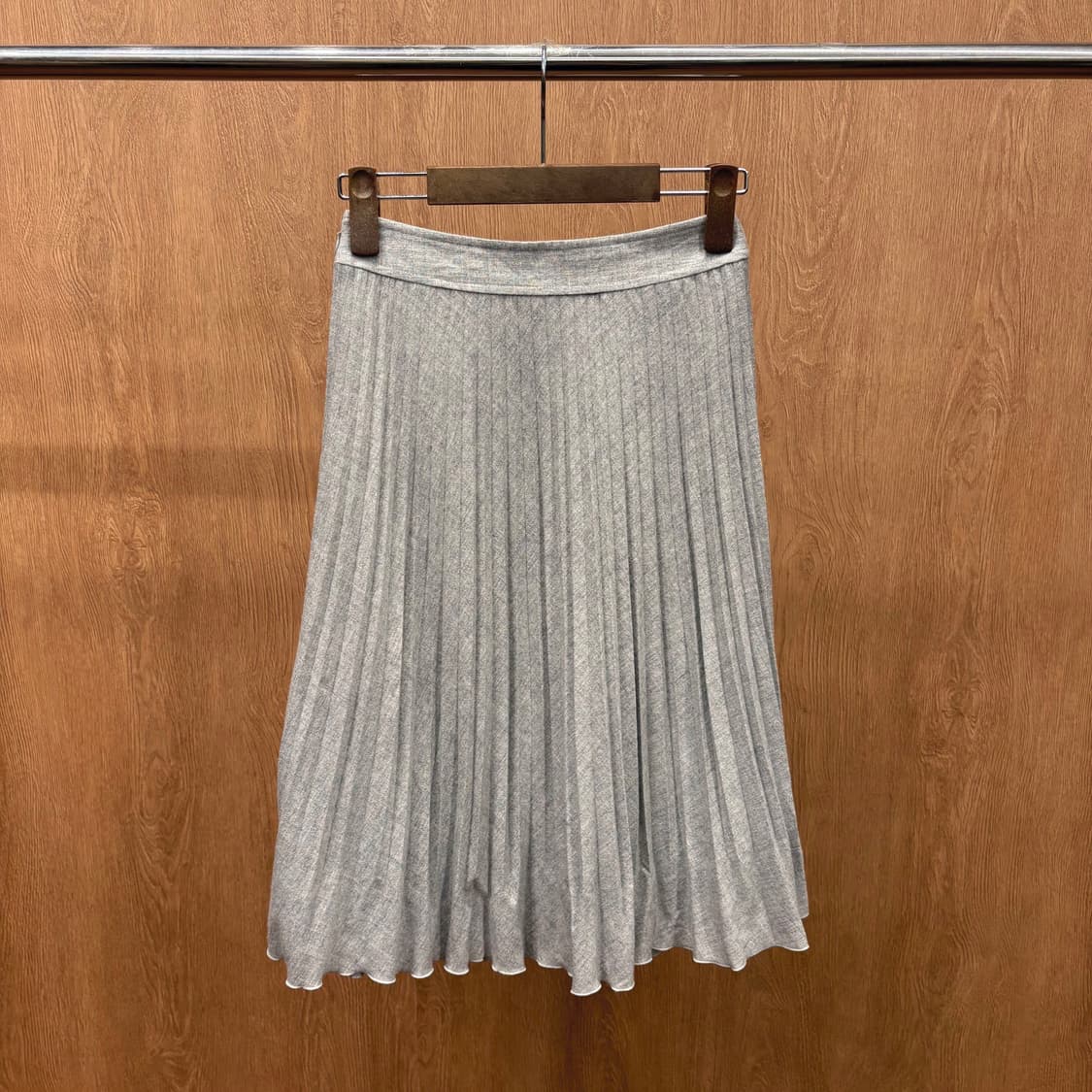 꾸레쥬 울 미디 스커트 플리츠 로고 자수 디테일 그레이 상품이미지3
