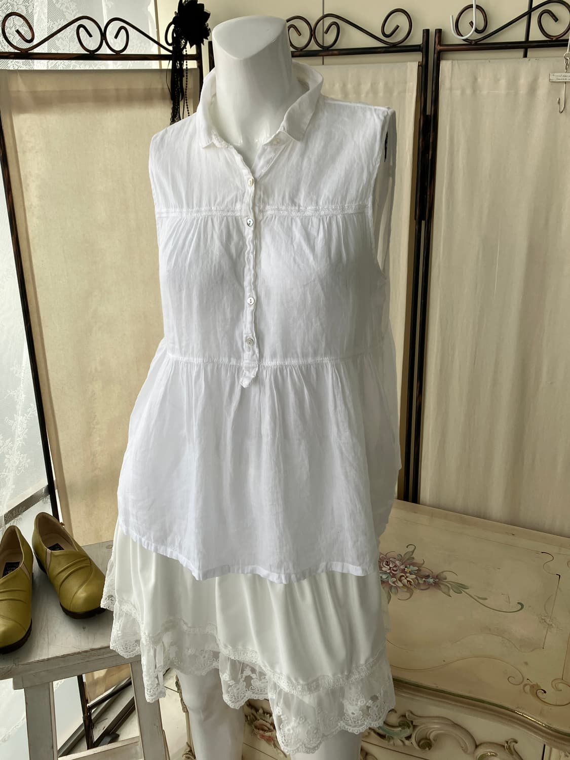 white frill sleeveless blouse 상품이미지3