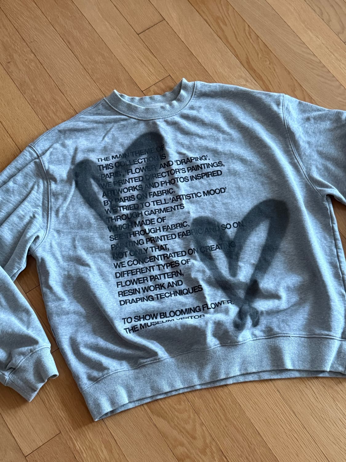 더뮤지엄비지터 회색 맨투맨 팝니다 상품이미지1