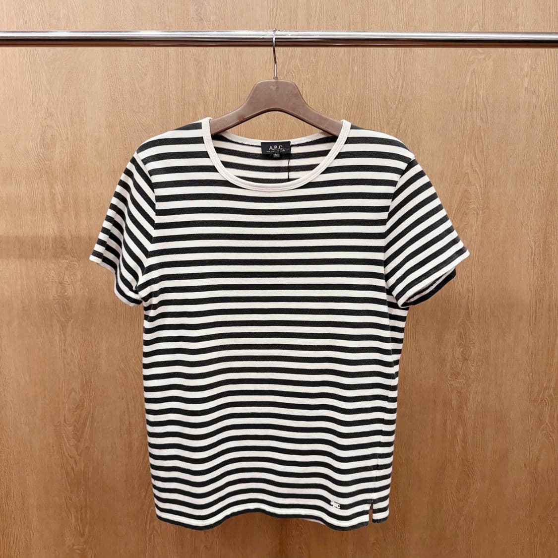 아페쎄 스트라이프 반팔 티셔츠 라운드넥 자수 디테일 블랙 아이보리 상품이미지2