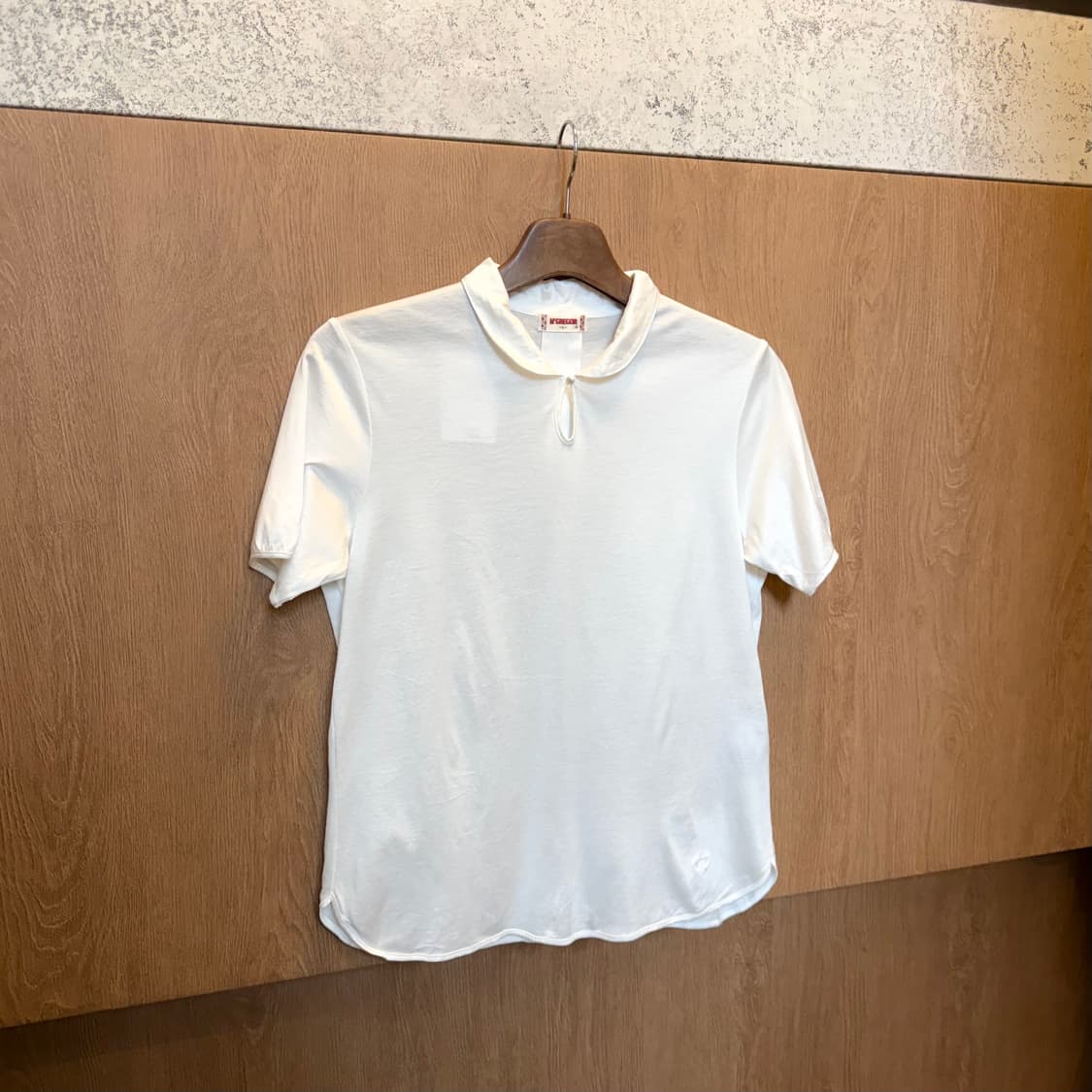 맥그리거 반팔 티셔츠 라운드 카라 키홀 버튼 로고 자수 디테일 화이트 상품이미지1