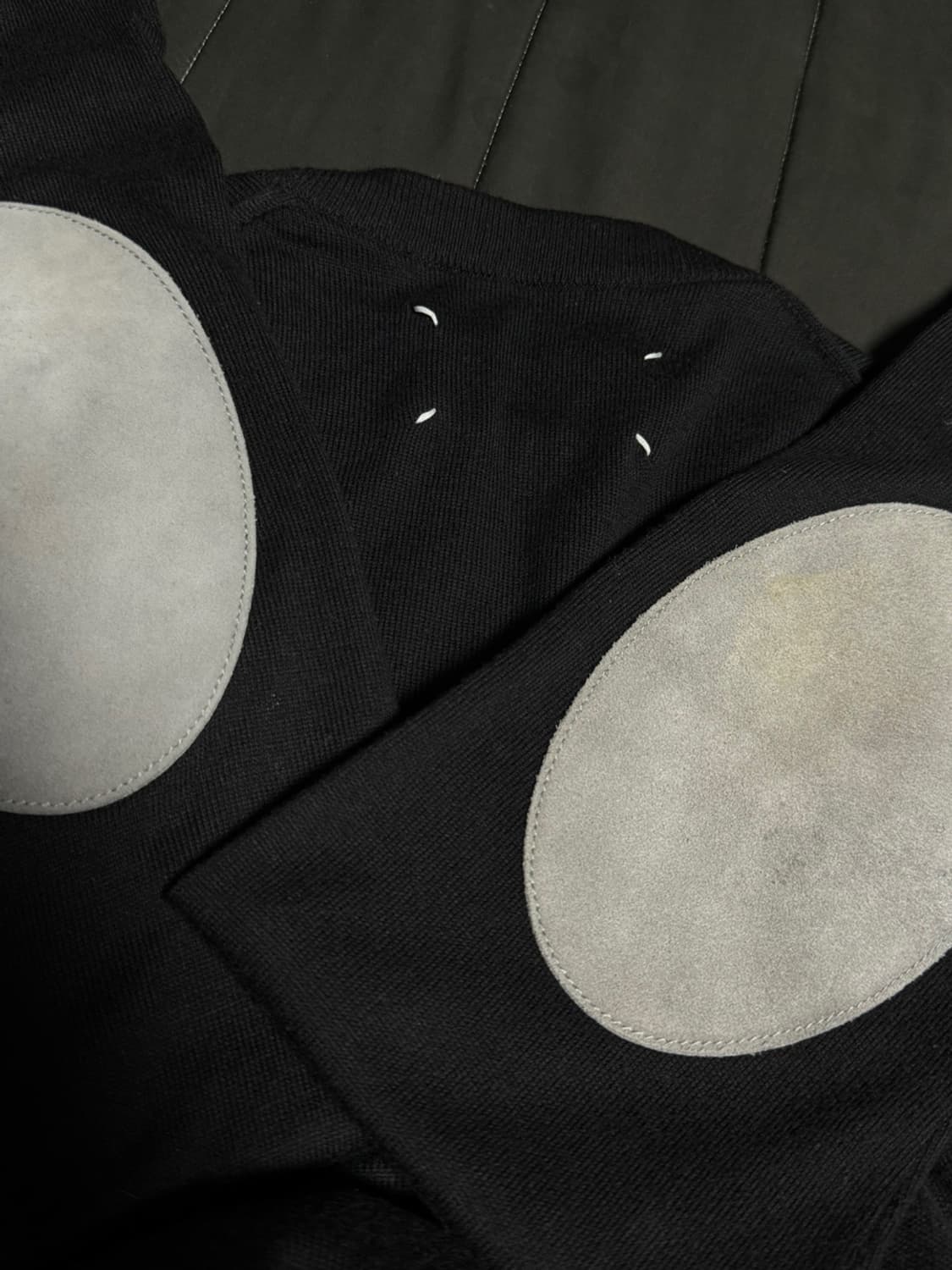 메종 마르지엘라 스웨이드 엘보우 패치 가디건 블랙 (S) 상품이미지3