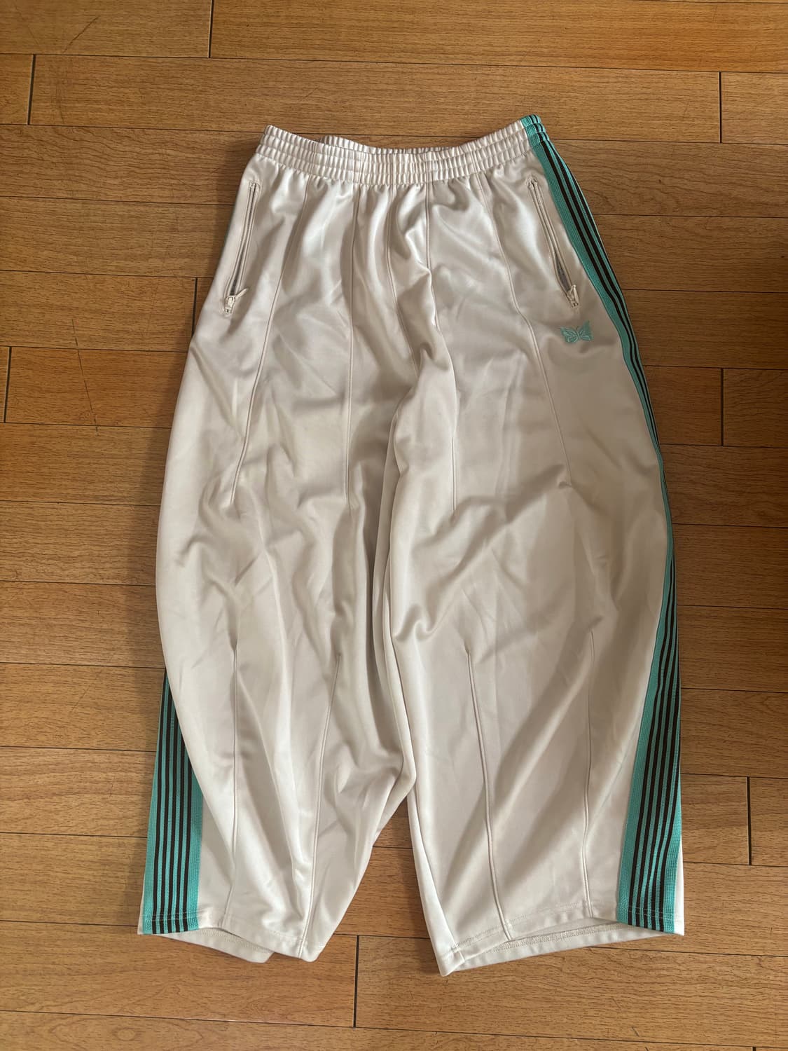 니들스 스튜디오스 HD 트랙팬츠 폴리 스무스 에크루 상품이미지1