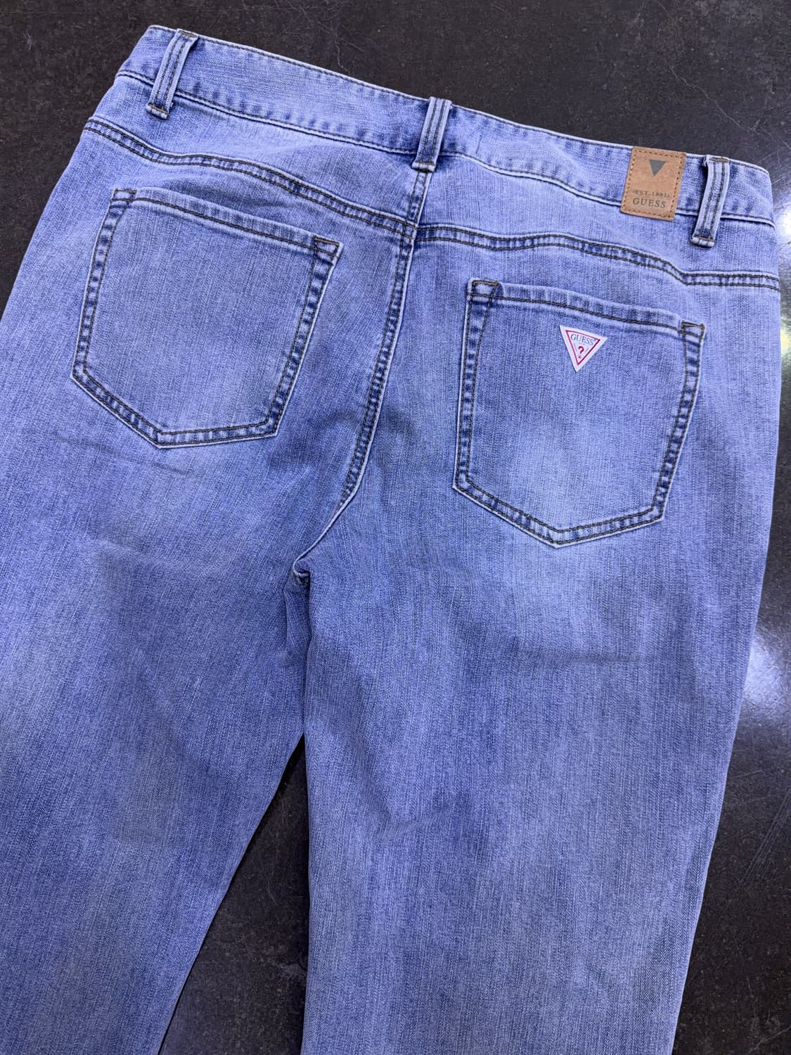 게스 빈티지 데미지 라이트 워싱 스트레이트핏 데님팬츠 33 상품이미지6