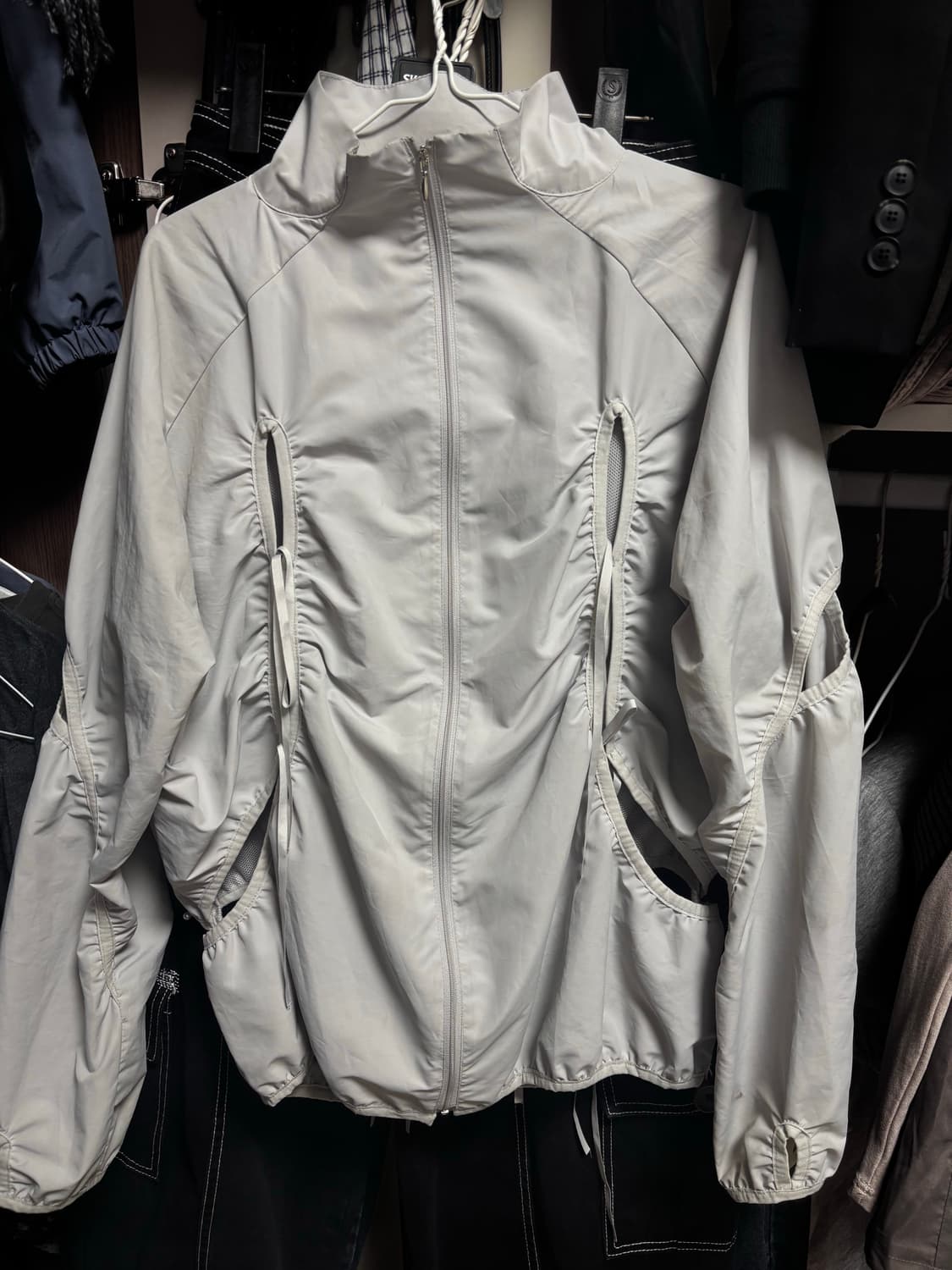 CUT-OUT WIND BREAKER (UNISEX) LIGHT GRAY 상품이미지2