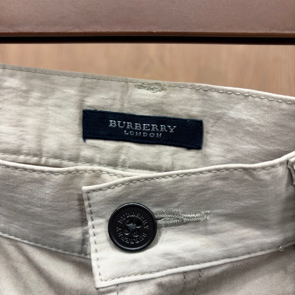 버버리 런던 코튼 스트레이트 팬츠 각인 버튼 레더 패치 디테일 베이지 상품이미지7