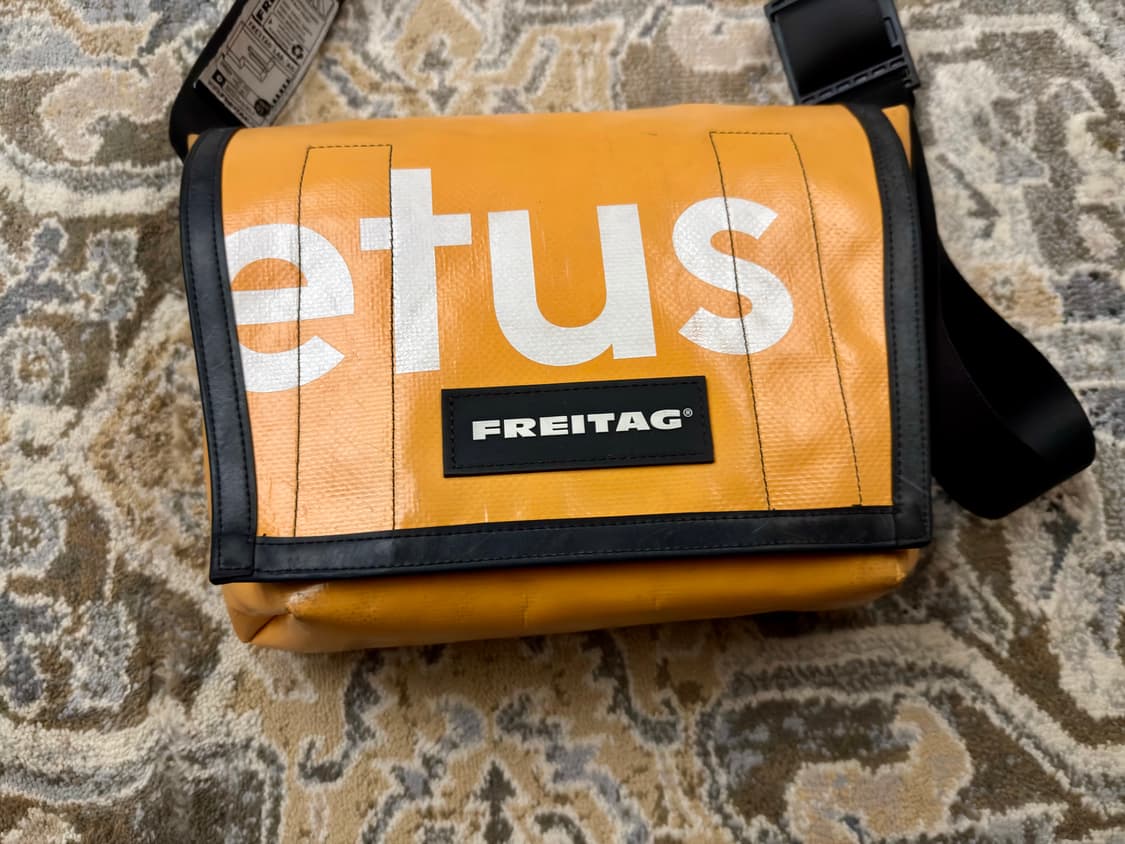 [프라이탁] F11 라씨 유광 옐로우 & 빅레터링 전사 (S급/민트택O) 상품이미지2