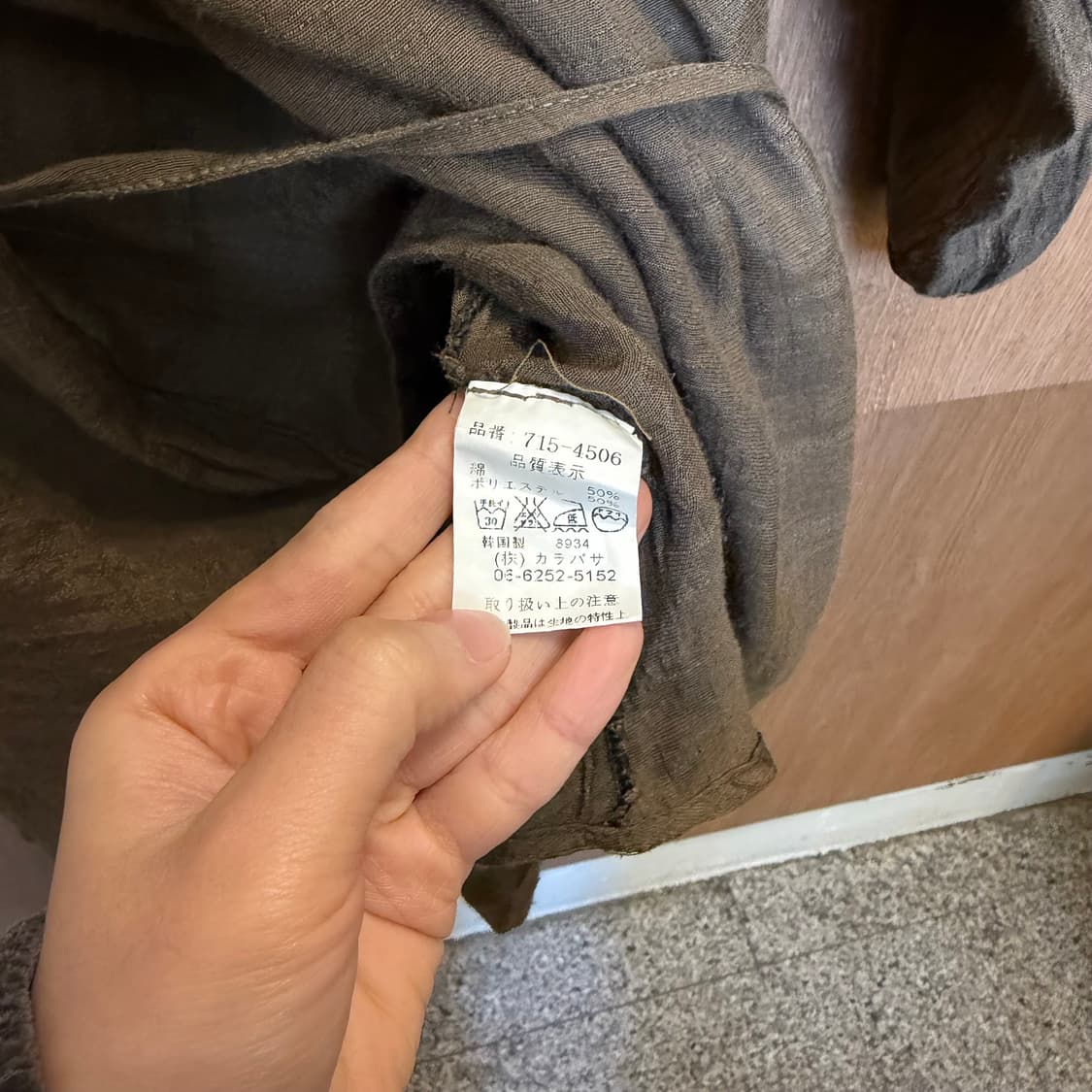 빈티지 브이넥 롱 블라우스 스터드 장식 타이 스트랩 디테일 루즈핏 브라운 상품이미지7